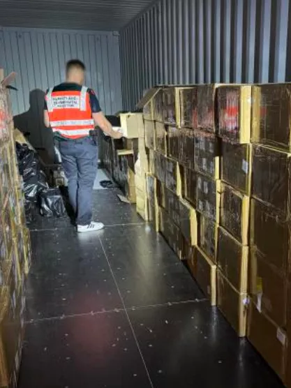 Több mint 400 millió forint értékű cigi és e-cigi rejlett egy bérelhető konténerbázison