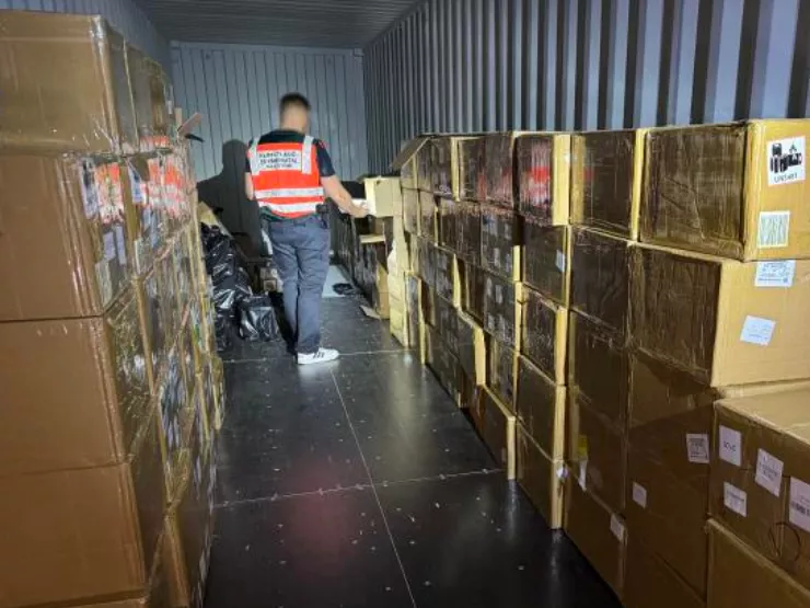 Több mint 400 millió forint értékű cigi és e-cigi rejlett egy bérelhető konténerbázison