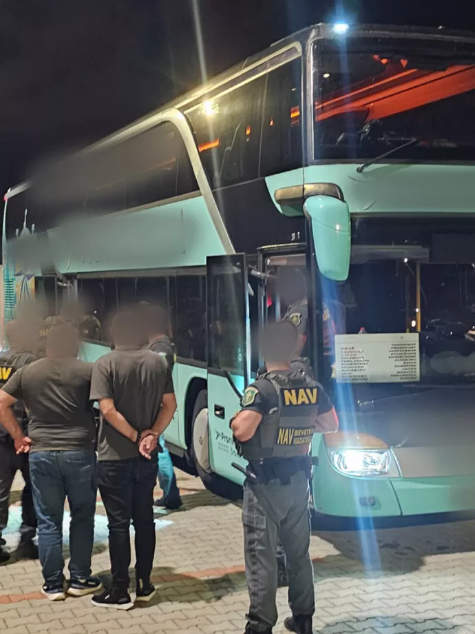 Fegyvert és zárjegy nélküli cigit csempészett egy koszovói buszjárat