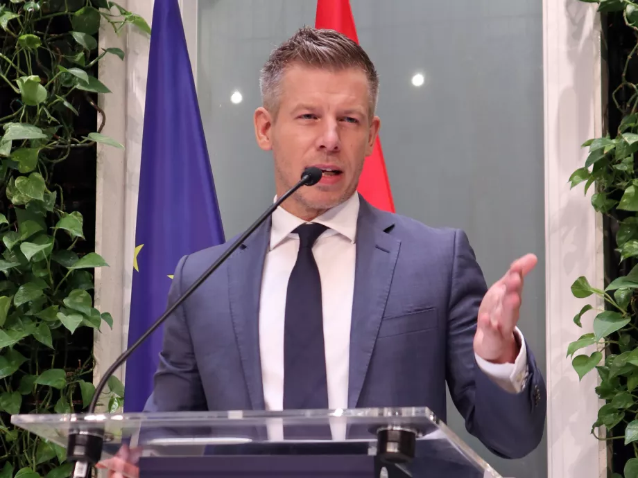 Magyar Péter megszólalt a dohánykoncessziós szerződésekkel kapcsolatban