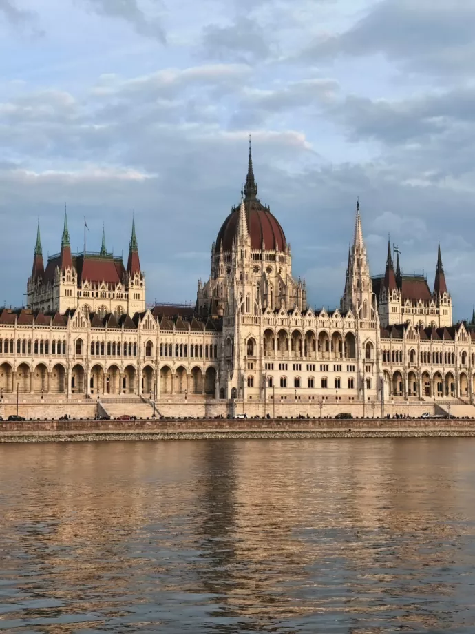Hétfőn dönt a parlament az Alaptörvény 17. módosításáról