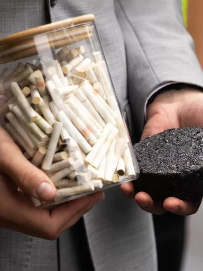 Cigarettaszűrőkkel megerősített aszfalttal újítanak fel egy szlovákiai utat