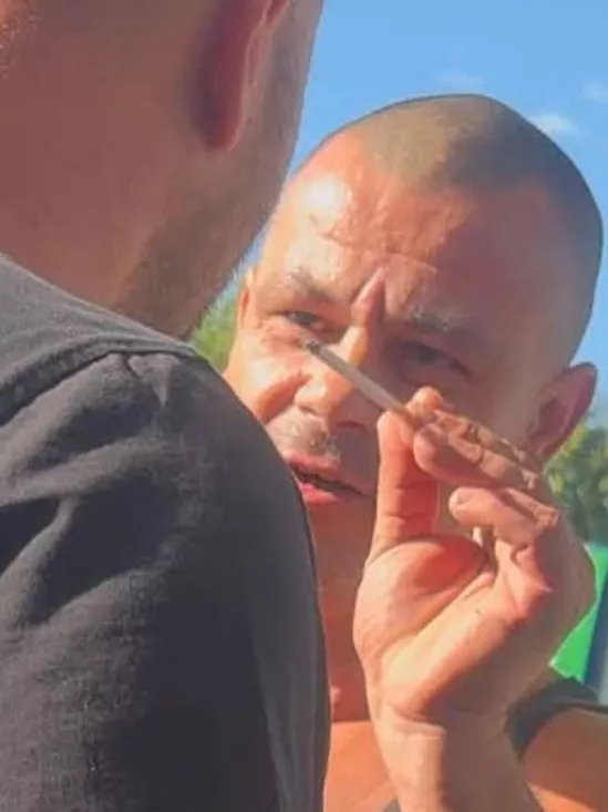 Cigarettacsikket akartak elnyomni a volt szlovák védelmi miniszter arcán