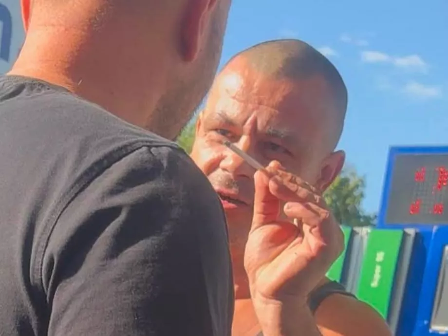 Cigarettacsikket akartak elnyomni a volt szlovák védelmi miniszter arcán