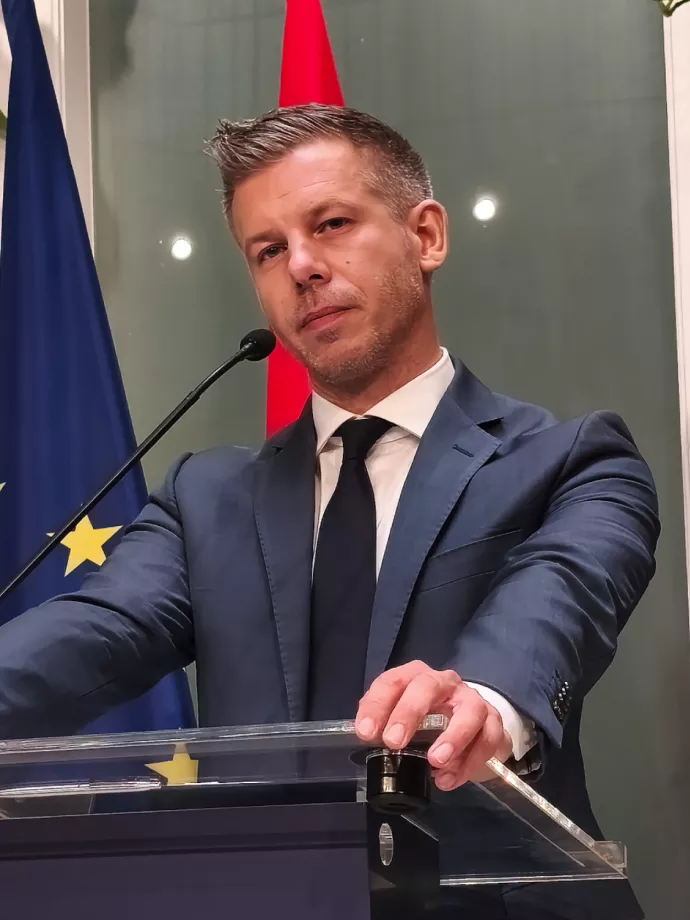 Magyar Péter nem szavazta meg a dohányadó-emelést