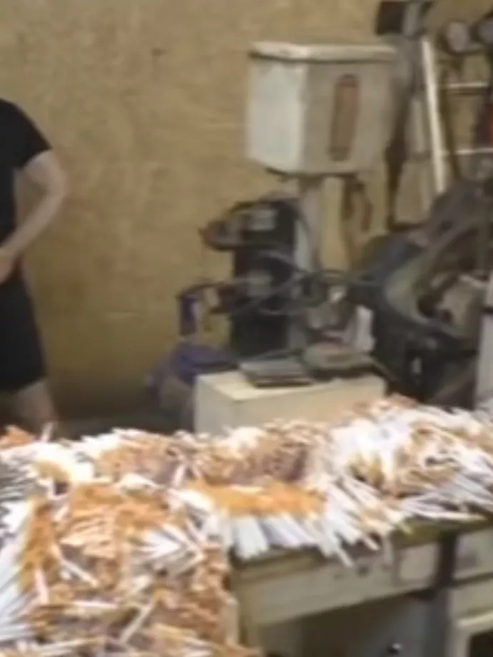 Hatalmas illegális cigigyárat lepleztek le a szlovák hatóságok