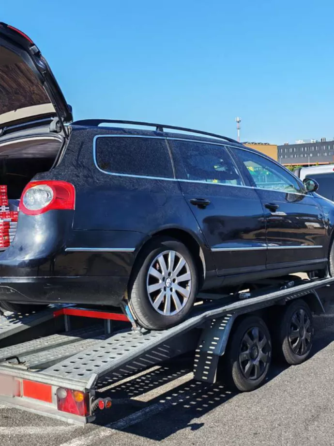 A tréleren Volkswagen, a Volkswagenben csempészcigi rejlett