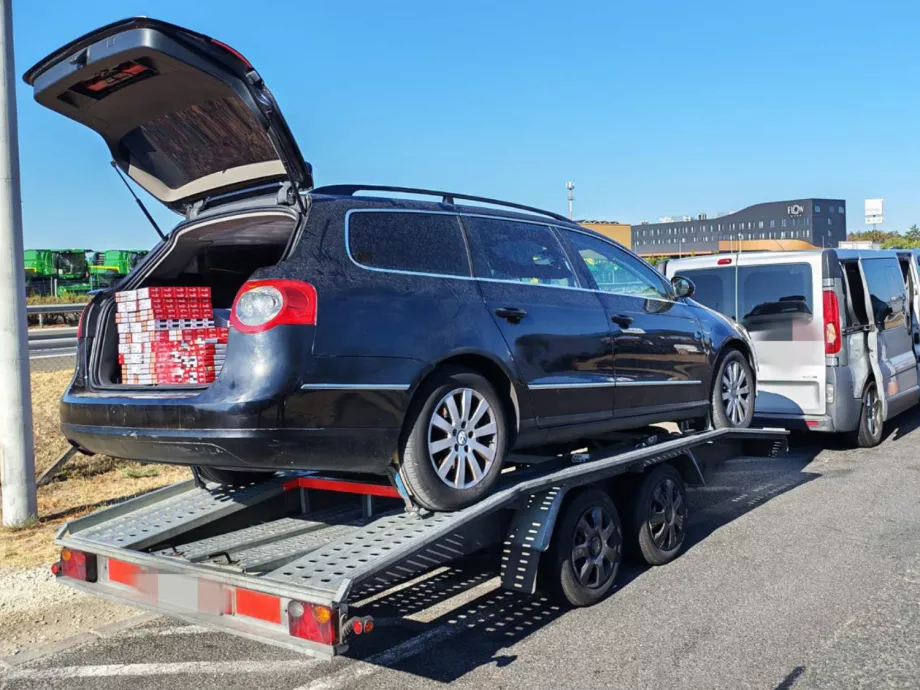 A tréleren Volkswagen, a Volkswagenben csempészcigi rejlett