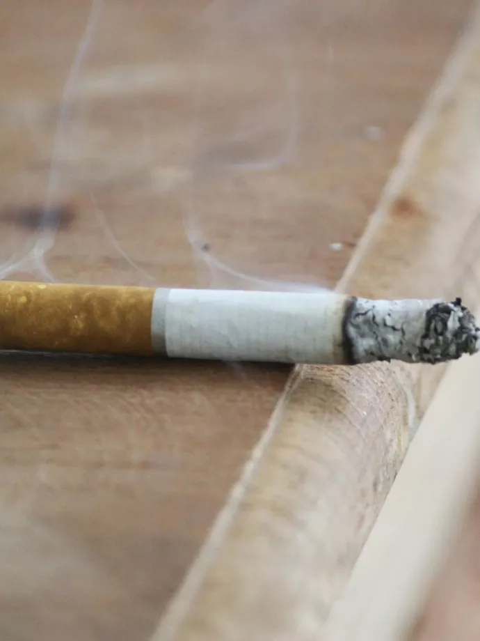 Inkább külföldi cigit vásárolnak a francia dohányosok a magas ár miatt