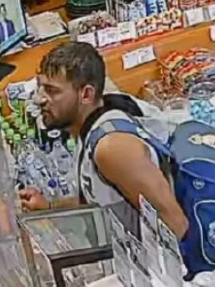Keresi a rendőrség a férfit, aki lopott bankkártyával fizetett egy vámosgyörki trafikban