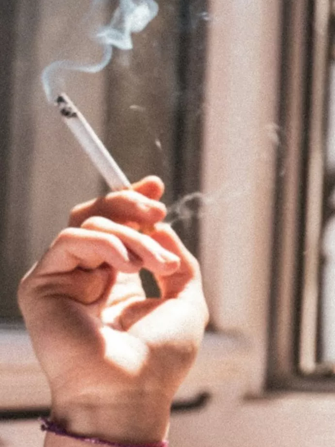 Korosztályos dohányvásárlási tilalmat vezetnének be a francia zöldek