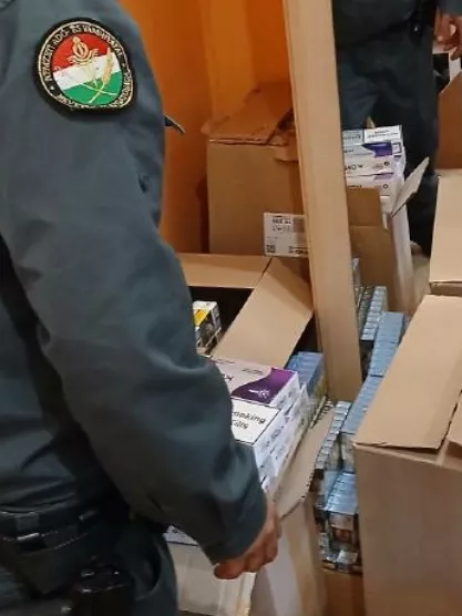 Hangoskodás miatt hívtak rájuk rendőrt, csempészcigit találtak náluk