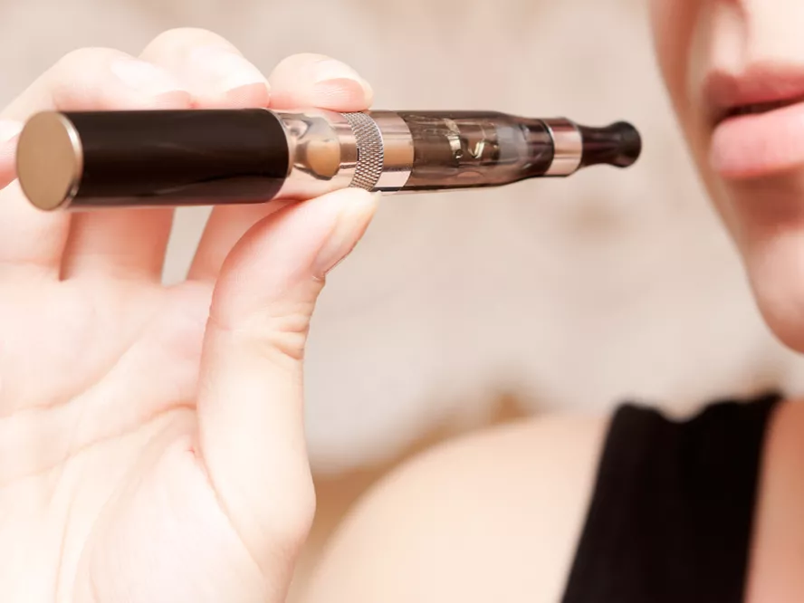 Hatályba lép az elektronikus cigarettára vonatkozó szabályozás