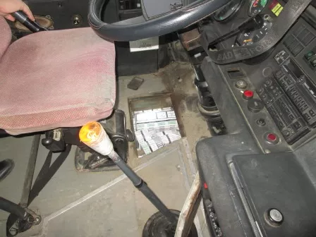 Csempészcigaretta a buszsofőr ülése alatt