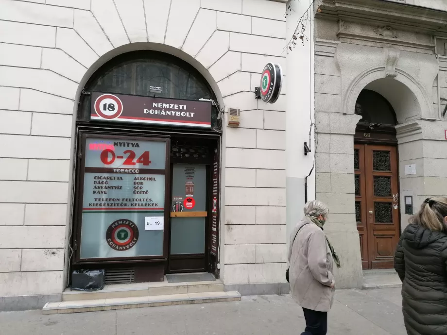 Bezár az ország, de a dohányboltok nem