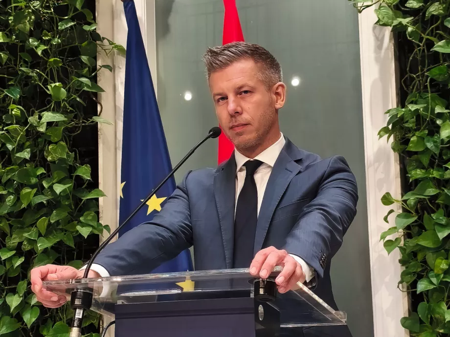 „Radikális átalakítást” ígért a dohánykoncessziók ügyében Magyar Péter